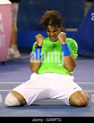 Tennis - 2012 Australian Open - Day Eleven - Melbourne Park. Rafael Nadal in Spagna celebra la sconfitta di Roger Federer in Svizzera Foto Stock