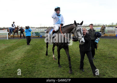 Jockey Richard Johnson riconosce la folla mentre entra nel recinto vincitore dopo la vittoria su Arctic ben nel Contract Fire and Security Handicap Chase a Warwick Races. Foto Stock