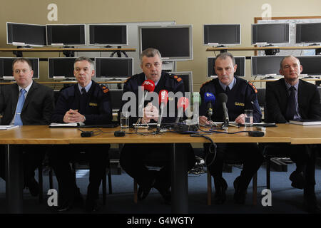 Il soprintendente John Gilligan (centro) con (sinistra - destra) il detective Michael Crine, l'ispettore Supt Joe Gannon, il sovrintendente capo Michael o'Sullivan e il soprintendente capo detective Gabriel o'gara alla stazione Pearse Street Garda di Dublino, dove hanno tenuto una conferenza stampa sull'adolescente rumeno Marioara Rostas assassinato. Foto Stock