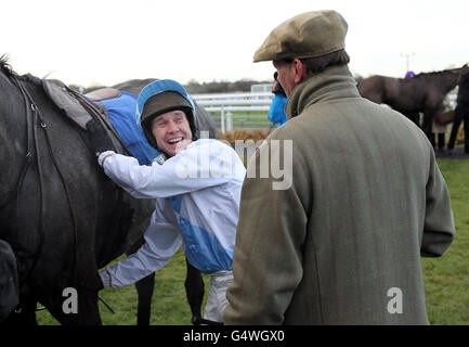 Jockey Richard Johnson parla con l'allenatore Henry Daley dopo la vittoria su Artic ben nel Contract Fire and Security Handicap Chase alle corse di Warwick. Foto Stock