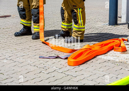 I vigili del fuoco durante un esercizio, tubo antincendio, Foto Stock