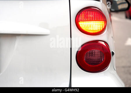 Auto. Lampeggiamento degli indicatori di direzione per indicare la giusta direzione. Foto Stock