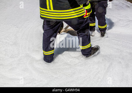 I vigili del fuoco durante un esercizio, Foto Stock