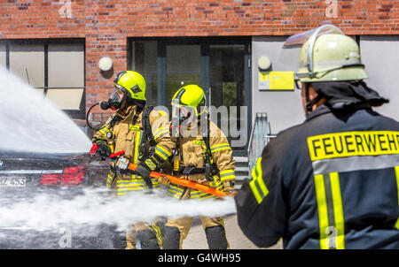 I vigili del fuoco durante un esercizio, con attrezzature di protezione respiratoria, di spegnere il fuoco Foto Stock