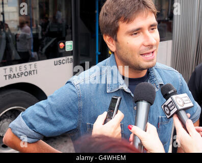 Italiano il vice presidente del Parlamento per il movimento Cinque Stelle, Alessandro Di Battista, raffigurato a Trieste durante la sua intervista in TV. Foto Stock