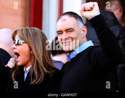 L'ex MSP Tommy Sheridan accompagnato da sua moglie Gail, saluta bene i wishers quando arriva a casa a Glasgow dopo aver lasciato la prigione di Castle Huntly, vicino a Dundee, dopo aver servito poco più di un anno della sua sentenza di tre anni per aver mentito sotto giuramento. Foto Stock