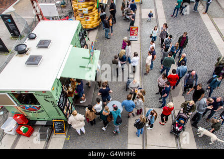 Food festival, food festival carrello a Zeche Zollverein, Essen, Germania, molti differenti tipi di alimenti la preparazione, in carrelli mobili, Foto Stock