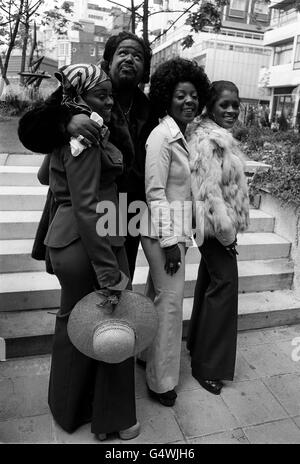 Il cantante americano Barry White (seconda a sinistra) e sua moglie Glodean (a sinistra), del gruppo di canto Love Unlimited, con due membri di quella band, durante una fotocall a Londra per promuovere il suo tour britannico di concerti. Foto Stock