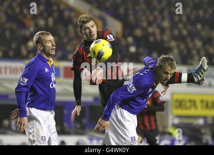 Tony Hibbert di Everton (a sinistra) e Phil Neville (a destra) in azione Contro l'Edin Dzeko di Manchester City (centro) Foto Stock