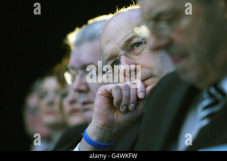 Il ministro delle Finanze scozzese John Swinney guarda come il primo ministro Alex Salmond ha tenuto un discorso al National Economic Forum di Edimburgo. Foto Stock