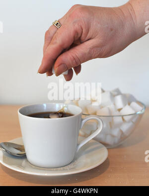 Foto generica di una ciotola di cubetti di zucchero, come secondo un team di esperti di salute pubblica leader, lo zucchero è così dannoso che dovrebbe essere controllato allo stesso modo del tabacco e dell'alcol. Foto Stock