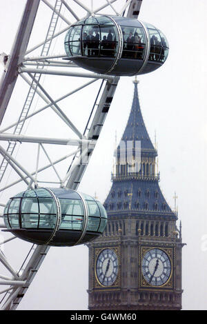 Il giro pubblico di una delle gondole del British Airways London Eye, come la ruota panoramica gigante, situato sulla South Bank di Londra, ha aperto al pubblico per la prima volta. Foto Stock