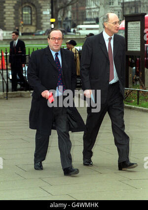 Il presidente del partito conservatore Michael Ancram arriva alla chiesa di St Margaret, Westmister Abbey a Londra per il servizio commemorativo dell'ex ministro conservatore Alan Clark, morto lo scorso 1999 settembre. Foto Stock