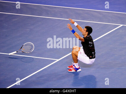 Il serbo Novak Djokovic celebra la vittoria dell'Australian Open dopo la sconfitta Spagna Rafael Nadal Foto Stock