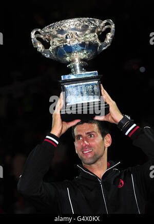 Tennis - 2012 Australian Open - 14° giorno - Melbourne Park. Il Novak Djokovic in Serbia festeggia con il trofeo dopo aver vinto l'Australian Open Foto Stock