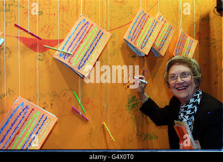 Lady Howe, moglie di Lord Geoffrey Howe, ex Segretario conservatore degli Esteri, all'asta Color for Kosovo, parte della mostra Art 2000, tenutasi al Business Design Center di Londra. I proventi della vendita di opere d'arte saranno devoluti all'UNICEF. Foto Stock