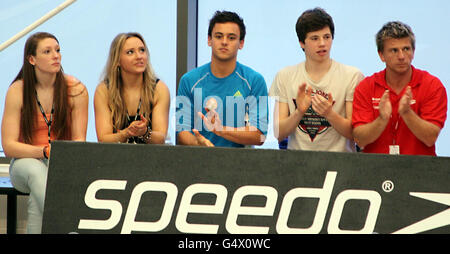 Diving - British gas National Cup 2012 - giorno due - Southend Swimming and Diving Center. Tom Daley (centro) guarda durante la British gas National Cup 2012 al Southend Swimming and Diving Center, Southend. Foto Stock