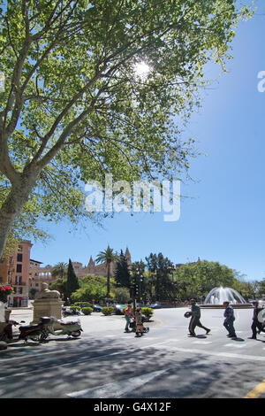 Il traffico da Plaza de la Reina in una soleggiata giornata di primavera a Palma di Maiorca, isole Baleari, Spagna il 13 aprile 2016. Foto Stock