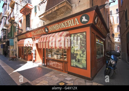 La Pajarita Bomboneria in una città vecchia strada per lo shopping è uno dei più antichi negozi a Palma di Maiorca, isole Baleari, Spagna. Foto Stock