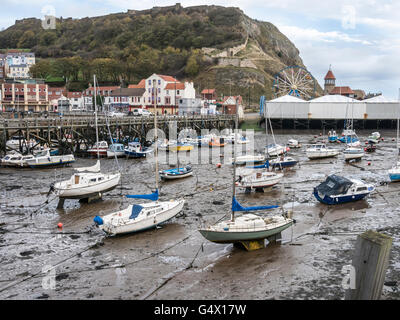 Scarborough porto esterno ed il castello con la bassa marea Yorkshire England Regno Unito Foto Stock