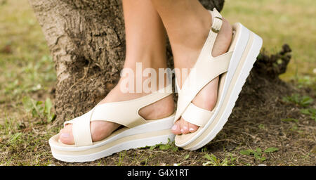 Donna gambe in estate pantofole per esterno giorno shot Foto Stock