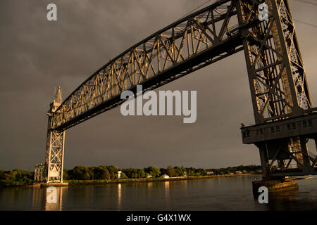 Canale di Cape Cod ponte ferroviario al tramonto sul giorno nuvoloso Foto Stock