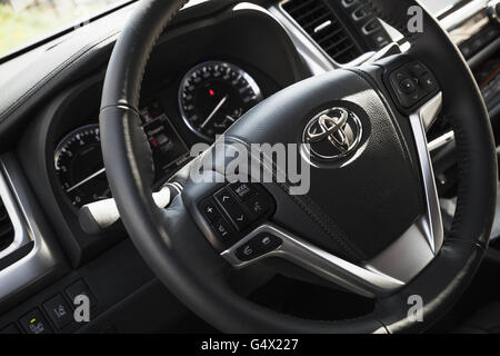 A San Pietroburgo, Russia - 12 Maggio 2016: auto ruota e il cruscotto, closeup foto con il fuoco selettivo interno della Toyota Highlander Foto Stock