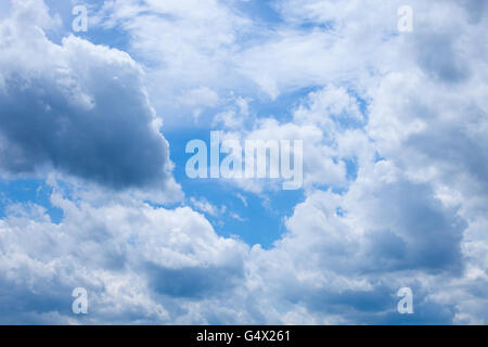 Il cielo blu con il grigio e il bianco cumulus nuvole, cloudscape prima pioggia Foto Stock