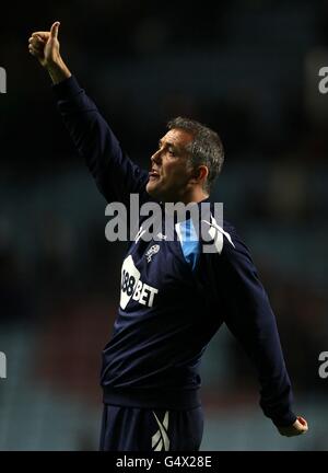 Calcio - Barclays Premier League - Aston Villa / Bolton Wanderers - Villa Park. Il manager di Bolton Wanderers Owen Coyle celebra la vittoria dopo il fischio finale Foto Stock