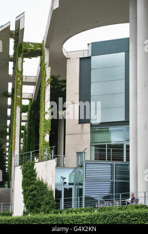 Berlino, Germania. Parte della nuova cancelleria edificio (Bundeskanzleramt) sul fiume Spree. Da Frank e Schultes, 2001 Foto Stock