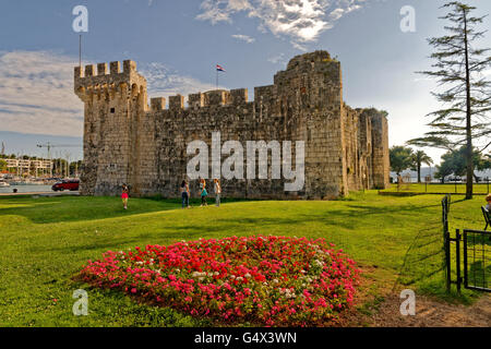 Lungomare Castello alla città di Trogir, vicino a Spalato, Croazia. Foto Stock