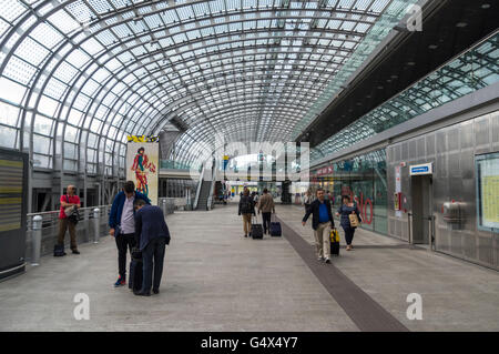 I viaggiatori nella sala principale di Torino stazione ferroviaria di Porta Susa a Torino, Piemonte, Italia. Foto Stock