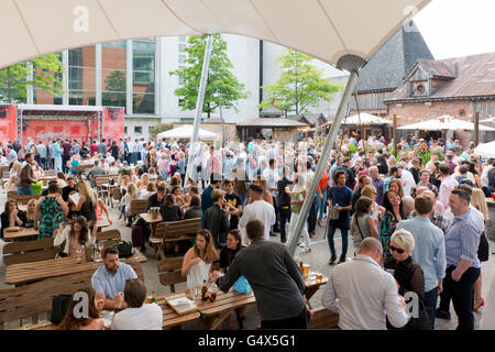 Festaioli godervi l' atmosfera del giardino della birra al Oast House Ristorante e Bar in Spinningfields area di Manchester. Foto Stock