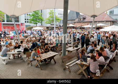 Festaioli godervi l' atmosfera del giardino della birra al Oast House Ristorante e Bar in Spinningfields area di Manchester. Foto Stock