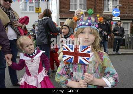 I bambini in costume di concorrenza a una strada festa per celebrare la regina  Elisabetta per il giubileo Foto stock - Alamy