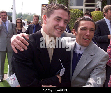 L'attaccante di Liverpool e dell'Inghilterra Michael Owen (a sinistra) ottiene un abbraccio dal jocket Frankie Dettori dopo che si sono incontrati a Chester Races, il secondo giorno dell'incontro di maggio. Foto Stock