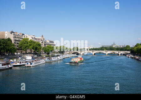 Barche di crociera e cargo barche sul Fiume Senna a Parigi, Francia Foto Stock