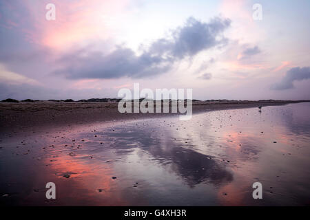 Riflessioni sulla spiaggia al tramonto - South Padre Island, Texas, Stati Uniti d'America Foto Stock