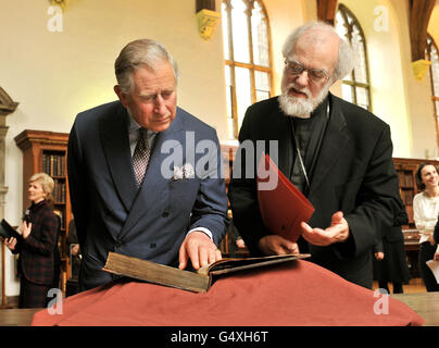 Il Principe del Galles e l'Arcivescovo di Canterbury il Dr. Rowan Williams studiano una copia del libro di preghiera comune prodotto nel 1662, durante l'apertura del Principe di una mostra intitolata devozione reale: Monarchia e libro di preghiera comune, nella Biblioteca di Lambeth Palace, nel centro di Londra. Foto Stock