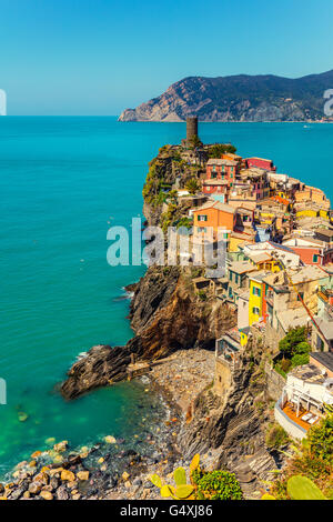 Rocciosa costa del mare. Mar Ligure, visualizzare a Vernazza Village, Cinqe Terre, Italia Foto Stock