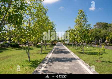 Il percorso stretto nel giardino attorno Bajra Sandhi Monumento a Denpasar, Bali Foto Stock