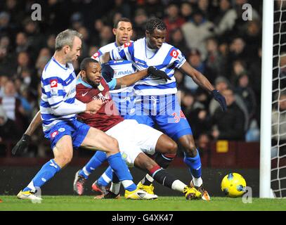 Calcio - Barclays Premier League - Aston Villa / Queens Park Rangers - Villa Park. Aston Villa's Darren Bent (centro) in azione contro Queens Park Rangers' Taye Taiwo (a destra) e Shaun Derry (a sinistra) Foto Stock