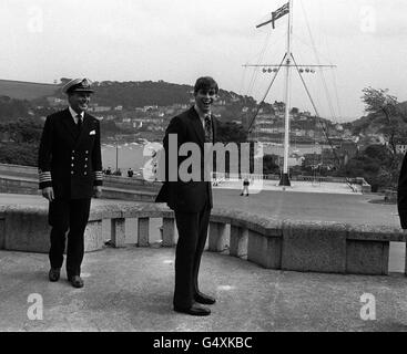 19yr old il principe Andréj arriva al Britannia Royal Naval College di Dartmouth, per entrare a far parte della marina militare su due anni di corso di formazione. Con lui sul ponte superiore è il Collegio Comandante, Nicholas Hunt. Foto Stock