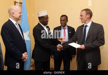 Il Ministro degli esteri britannico William Hague (a sinistra) guarda a sua Eccellenza Matt Baugh (a destra), il nuovo Ambasciatore britannico in Somalia presenta le sue credenziali al Presidente somalo Sheikh Sharif Sheikh Ahmed (seconda a sinistra) con il Ministro degli esteri della TFG Mahamed Mahamud Haji Ibrahim (seconda a destra), durante una visita nello stato dilaniato dalla guerra. Foto Stock