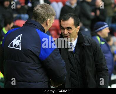 Il manager di Wigan Athletic Roberto Martinez (a destra) saluta David, manager di Everton Moyes sulla linea di contatto prima del calcio d'inizio Foto Stock