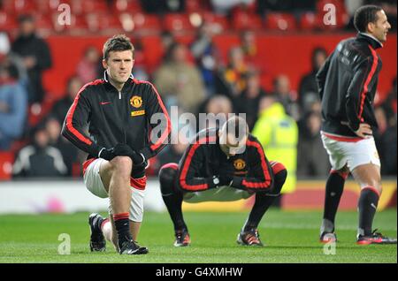 Calcio - Barclays Premier League - Manchester United / Stoke City - Old Trafford. Michael Carrick (a sinistra) del Manchester United si riscalda con i compagni di squadra Foto Stock