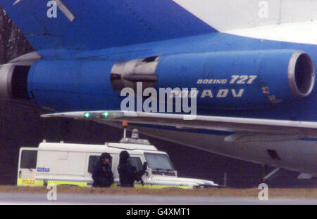 Il dirottato Ariana Airlines Boeing 727 circondato da veicoli di fornitura che effettuano consegne, all'aeroporto di Stansted, dove circa 150 persone, tra cui 21 bambini, sono detenuti da 10 dirottatori che hanno preso il controllo del jet. *.. Su un volo interno in Afghanistan. Foto Stock