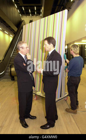 Il Segretario di Stato per la Cultura Chris Smith e Nick Serota, Direttore della Tate Gallery, si trovano di fronte al dipinto di Bridget Riley intitolato Achaian. Si tratta di uno dei primi pezzi d'arte ad arrivare al nuovo Tate Modern. * la nuova galleria è stata convertita dall'ex centrale elettrica di Bankside dagli architetti svizzeri Herzog e de Meuron. Il nuovo Tate Modern aprirà nel 2000. Foto Stock