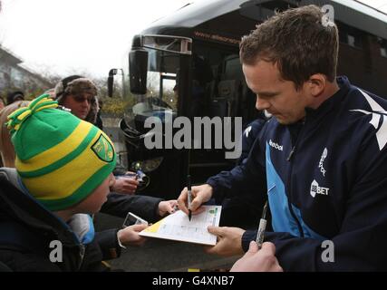 Calcio - Barclays Premier League - Norwich City / Bolton Wanderers - Carrow Road. Kevin Davies di Bolton Wanderers firma autografi per i fan quando arriva a Carrow Road Foto Stock