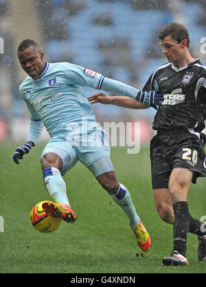 Alex Nimely di Coventry City in azione contro la Tommy di Ipswich Town Smith (destra) Foto Stock